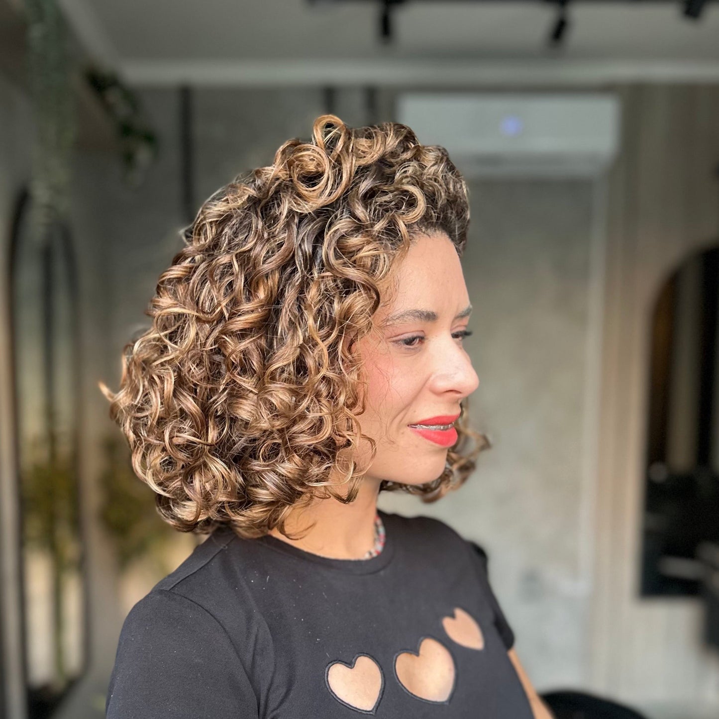 "Iluminación Vibrante by Caro" Mechas babylight o balayage con decoloración + Coloración + Lavado + Tratamiento profundo + Definición + Asesoría personalizada (VALOR RESERVA)