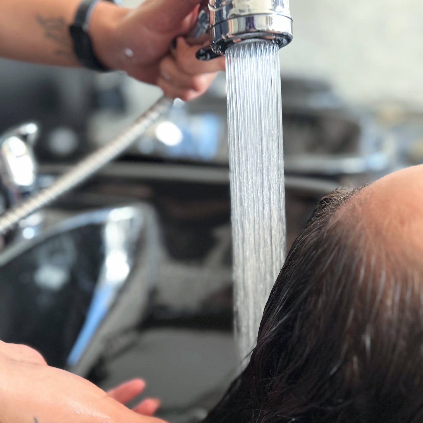 "Rizondulada Empoderada" Corte + Lavado + Tratamiento profundo+ Vaporozono + Definición y Asesoría (VALOR RESERVA)