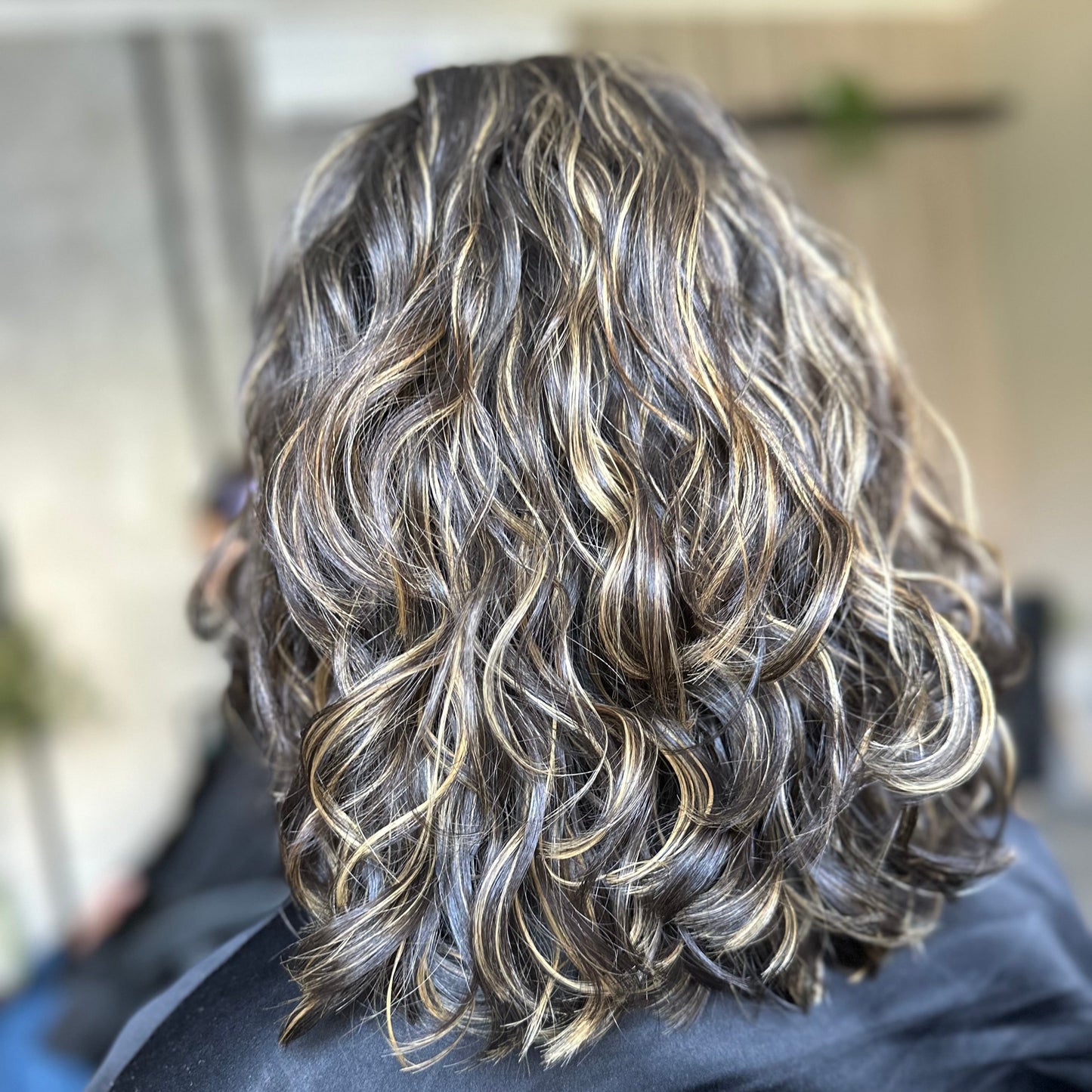 "Iluminación Vibrante by Caro" Mechas babylight o balayage con decoloración + Coloración + Lavado + Tratamiento profundo + Definición + Asesoría personalizada (VALOR RESERVA)