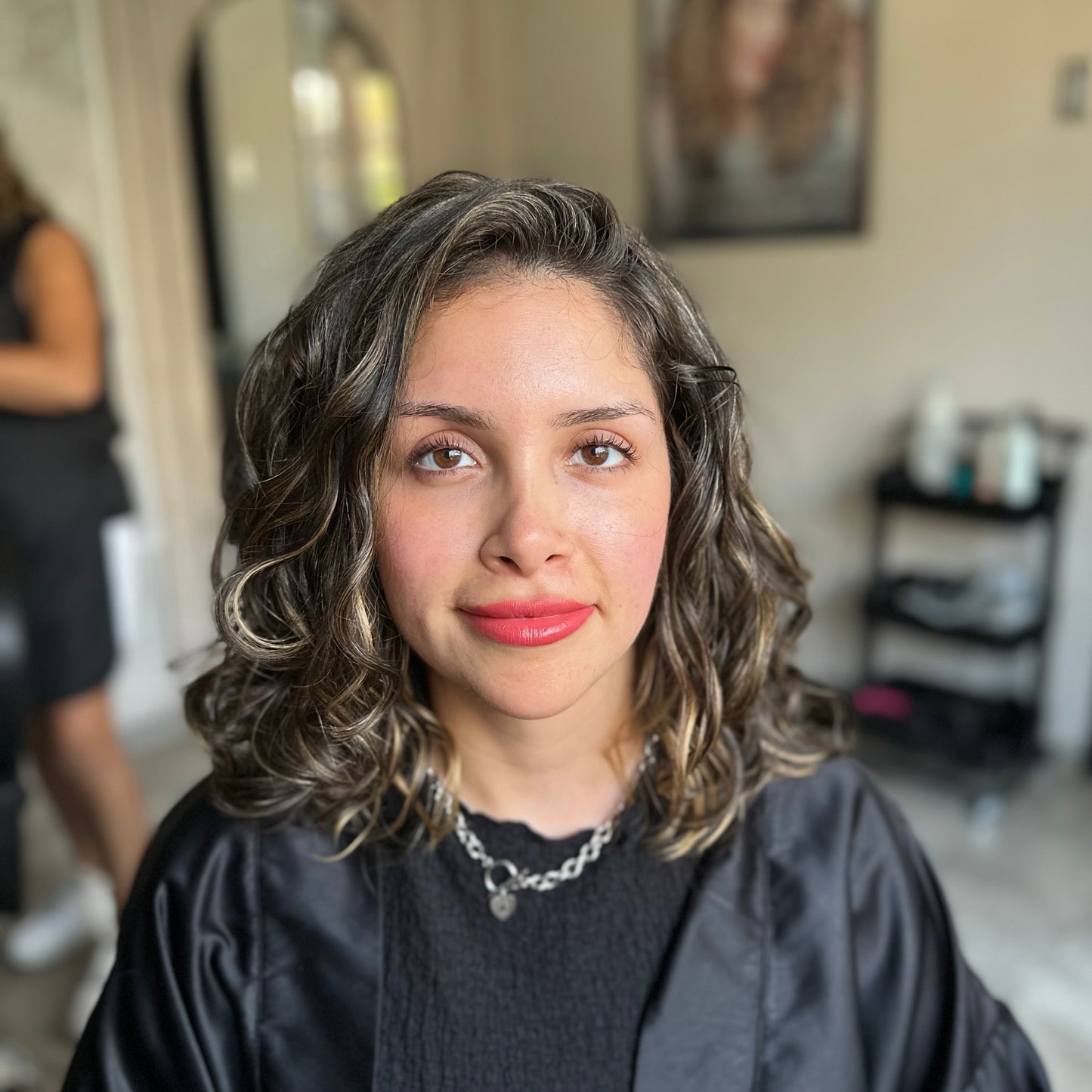 "Iluminación Vibrante by Caro" Mechas babylight o balayage con decoloración + Coloración + Lavado + Tratamiento profundo + Definición + Asesoría personalizada (VALOR RESERVA)