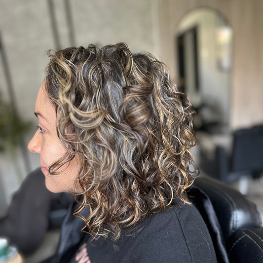 "Baño de luz" Corte + Baño de color + Lavado + Tratamiento profundo+ Definición y Asesoría (VALOR RESERVA)