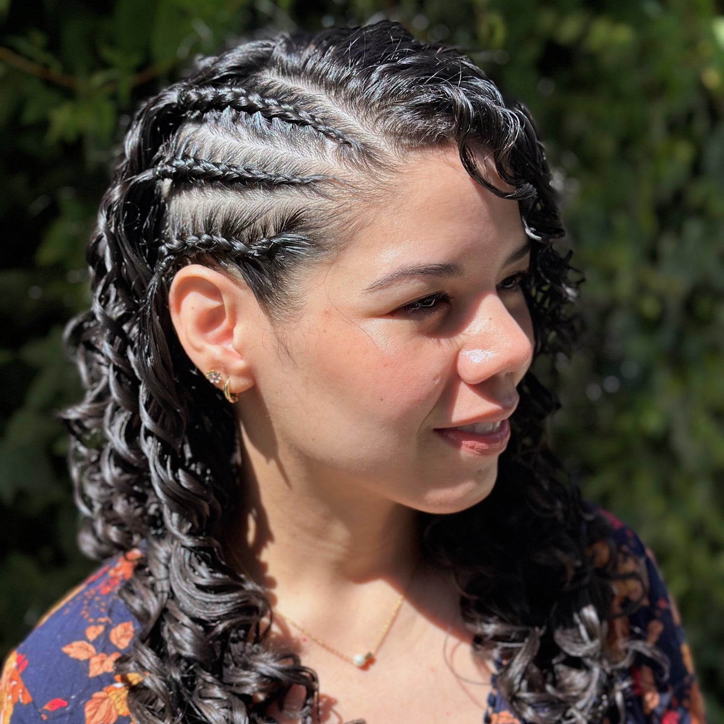 "Rizondulada Glam Evento" Lavado + Peinado Rizondulada (tomado o trenza+ definición rizo a rizo)+ Make-up profesional (VALOR RESERVA)