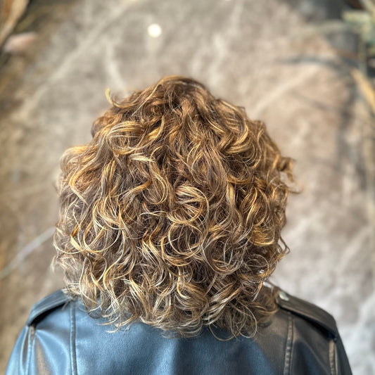 "Iluminación Vibrante" : Técnica de iluminación con decoloración babylight o balayage+ coloración+ Lavado + Tratamiento profundo + Definición (VALOR RESERVA)