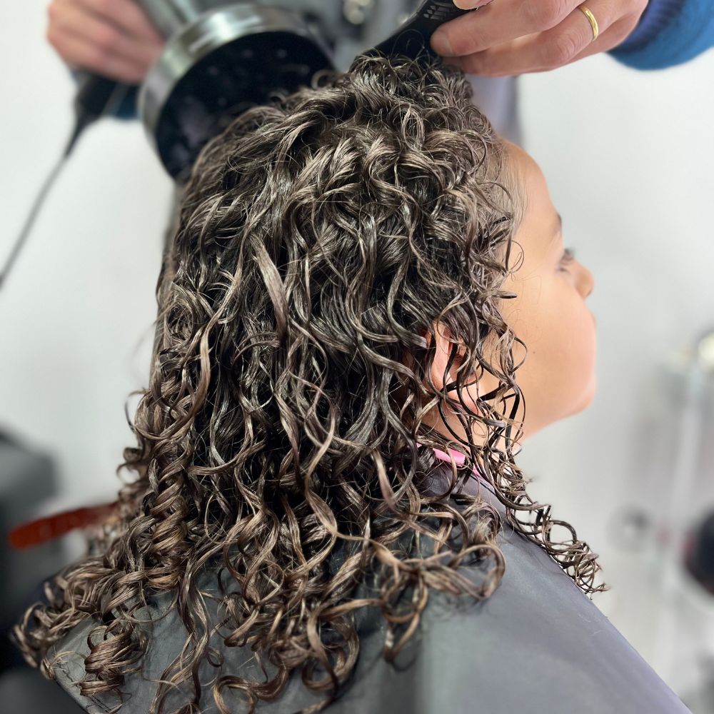 "Rizondulada Kids" Corte + Lavado + Hidratación profunda+ Definición y Asesoría (VALOR RESERVA)