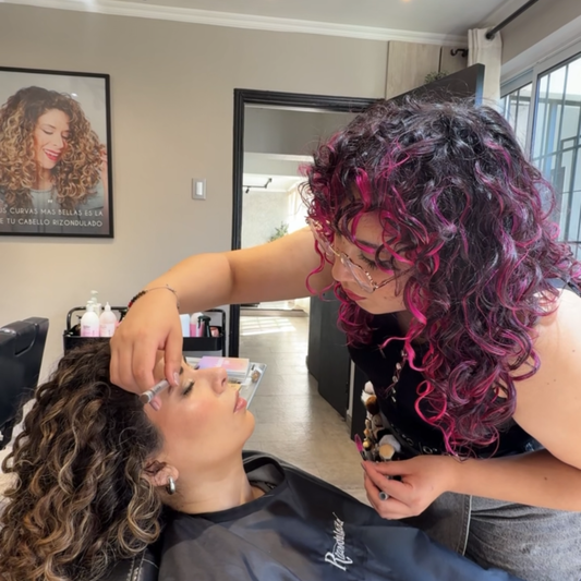 "Rizondulada Glam Evento" Lavado + Peinado Rizondulada (tomado o trenza+ definición rizo a rizo)+ Make-up profesional (VALOR RESERVA)