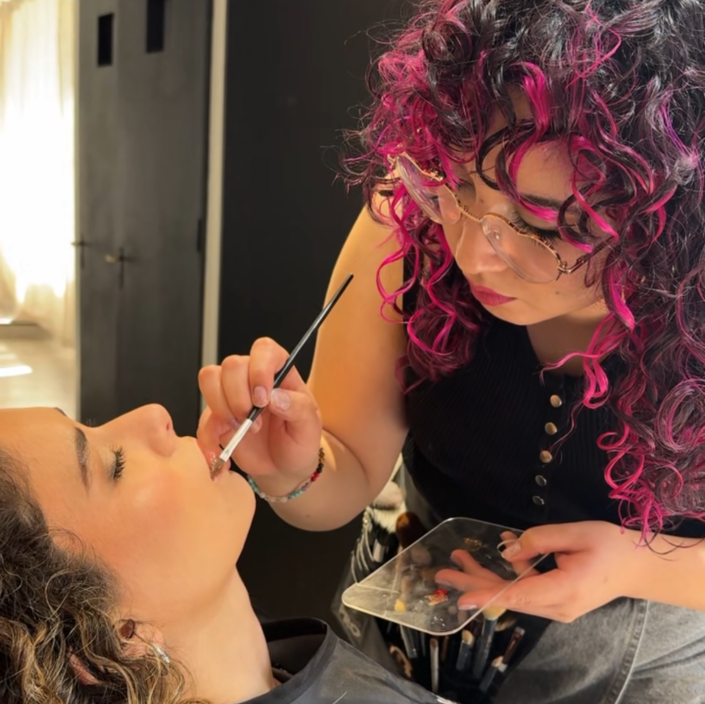 "Rizondulada Glam Evento" Lavado + Peinado Rizondulada (tomado o trenza+ definición rizo a rizo)+ Make-up profesional (VALOR RESERVA)