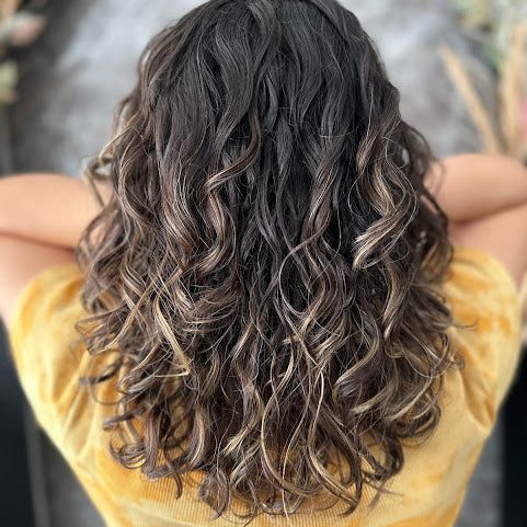 "Iluminación Vibrante" : Técnica de iluminación con decoloración babylight o balayage+ coloración+ Lavado + Tratamiento profundo + Definición (VALOR RESERVA)