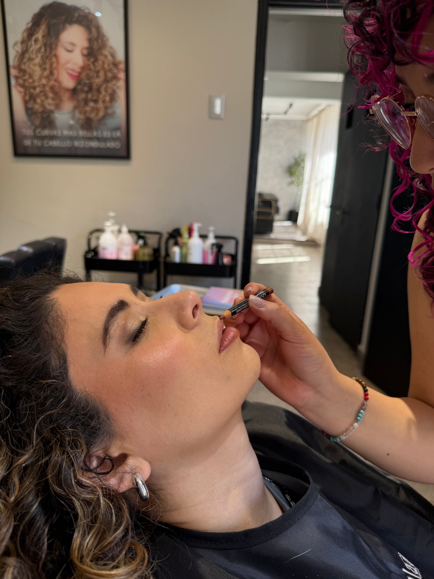 "Rizondulada Glam Evento" Lavado + Peinado Rizondulada (tomado o trenza+ definición rizo a rizo)+ Make-up profesional (VALOR RESERVA)