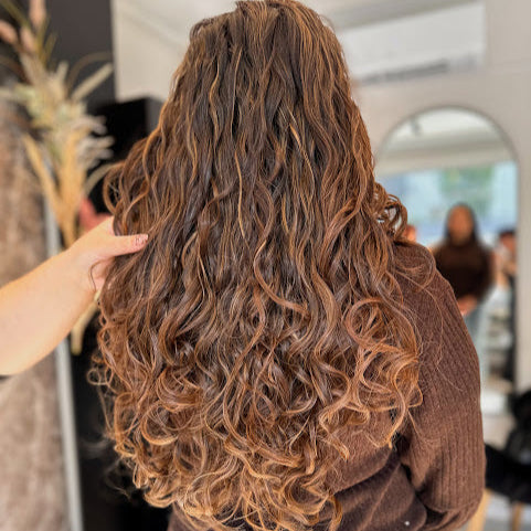 "Iluminación efecto natural " SOLO CABELLOS 100% NATURALES: Técnica de iluminación sin decoloración + Coloración+  Lavado + Tratamiento profundo + Definición y Asesoría  (VALOR RESERVA)