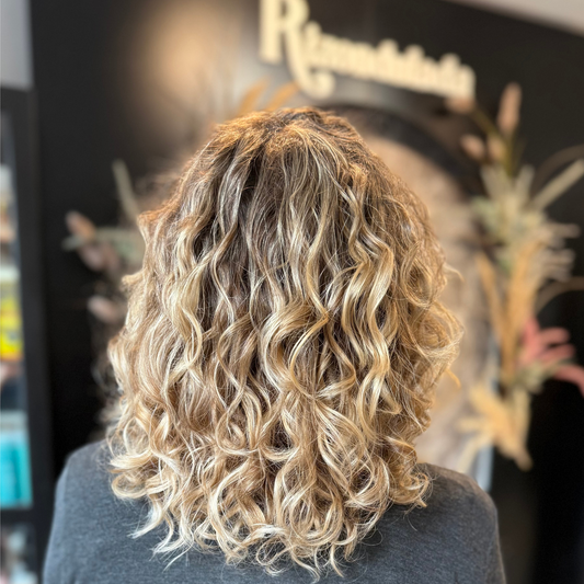 "Iluminación Vibrante Extra Rubio" : Técnica de iluminación con decoloración babylight o balayage+ coloración+ Lavado + Tratamiento profundo + Definición (VALOR RESERVA) (Copia)