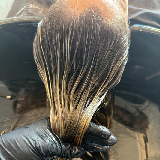 "Iluminación Vibrante Extra Rubio" : Técnica de iluminación con decoloración babylight o balayage+ coloración+ Lavado + Tratamiento profundo + Definición (VALOR RESERVA) (Copia)